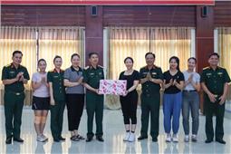 Thăm, động viên và tặng quà đội tuyển Phụ nữ Quân khu tham gia thi đấu toàn quân